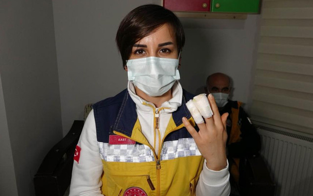 Samsun'da sağlıkçının parmağını ısırdı bırakmadı! 5 kişi müdahale ettiler olmadı - Resim: 1