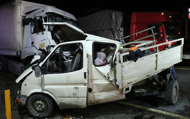 Sakarya'da korkunç kaza! TIR'la kamyonet çarpıştı 1 kişi öldü 2 kişi ağır yaralandı - Resim: 1