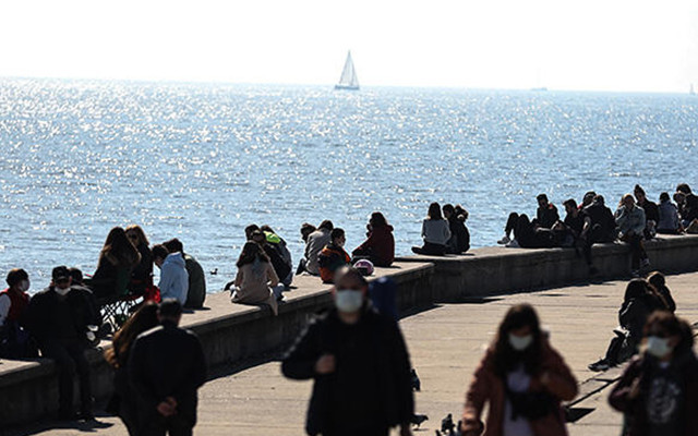 Kısıtlamasız ikinci cumarteside sokaklar dolup taştı! İstanbul'da sahillere akın ettiler - Resim: 3