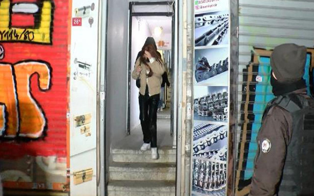 Beyoğlu'nda eğlence mekanına Covid-19 baskınında arbede: Müşteriler bekçilere saldırdı - Resim: 1