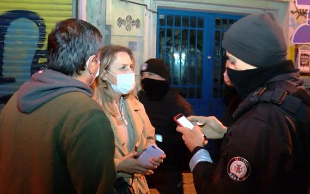 Beyoğlu'nda eğlence mekanına Covid-19 baskınında arbede: Müşteriler bekçilere saldırdı - Resim: 2