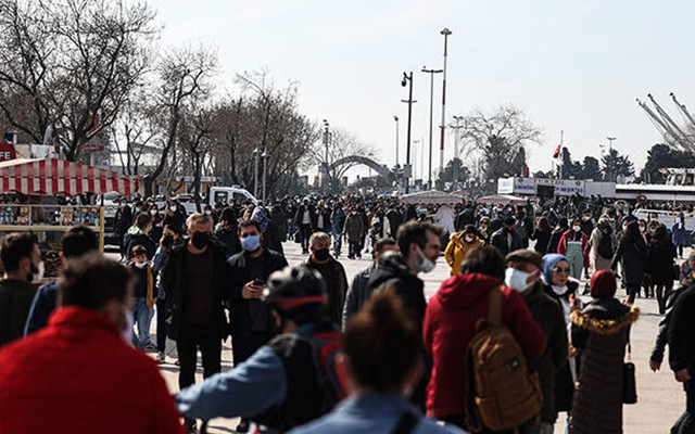 Kısıtlamasız ikinci cumarteside sokaklar dolup taştı! İstanbul'da sahillere akın ettiler - Resim: 4