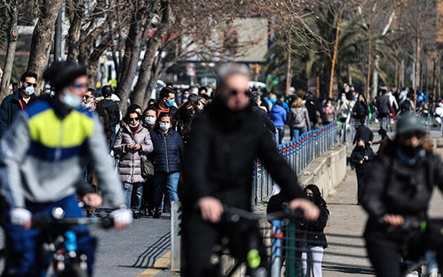 Kısıtlamasız ikinci cumarteside sokaklar dolup taştı! İstanbul'da sahillere akın ettiler - Resim: 1