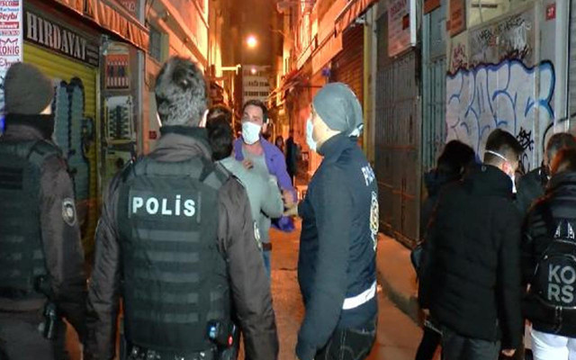 Beyoğlu'nda eğlence mekanına Covid-19 baskınında arbede: Müşteriler bekçilere saldırdı - Resim: 0