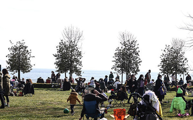Kısıtlamasız ikinci cumarteside sokaklar dolup taştı! İstanbul'da sahillere akın ettiler - Resim: 2