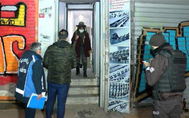 Beyoğlu'nda eğlence mekanına Covid-19 baskınında arbede: Müşteriler bekçilere saldırdı - Resim: 3