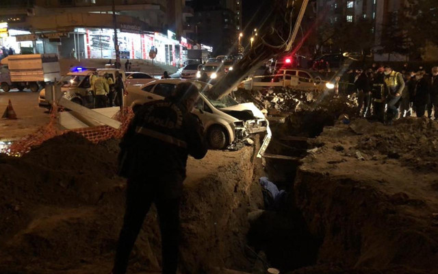 Kayseri'de çukurda çalışan işçi üzerine düşen otomobil nedeniyle hayatını kaybetti - Resim: 1