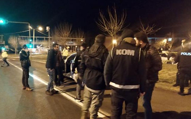 Şanlıurfa'da bir kişi otomobiliyle seyir halindeyken silahlı saldırıya uğradı - Resim: 1