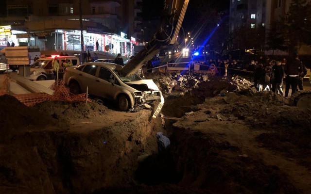Kayseri'de çukurda çalışan işçi üzerine düşen otomobil nedeniyle hayatını kaybetti - Resim: 0