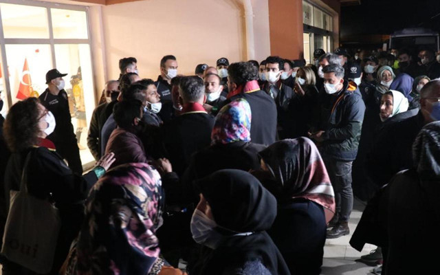 Havai fişek fabrikasında patlama davasında tansiyon yükseldi ölenlerin yakınları fenalaştı - Resim: 0