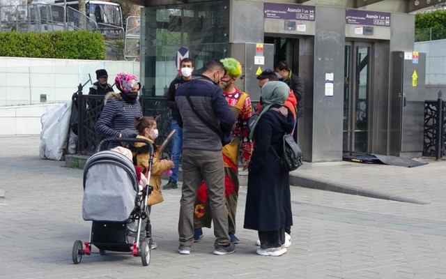 Taksim'de palyaço ekipleri harekete geçirdi! Özçekimden sonra turistleri tehdit etti - Resim: 0