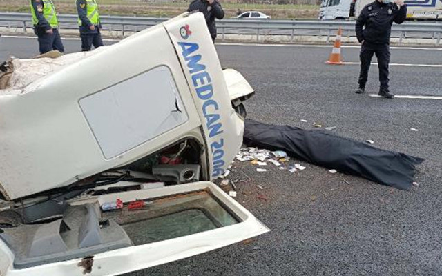 Çatalca Kuzey Marmara Otoyolu'nda feci kaza: Kamyonet sürücüsü öldü - Resim: 0