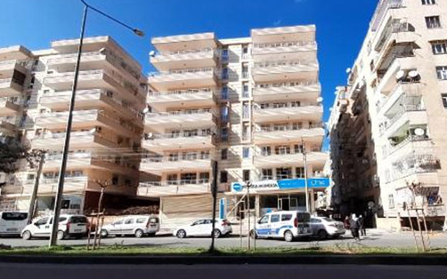 Diyarbakır'da evde korkunç manzara! 2 çocuk annesi boğazına sarılı yazmayla ölü bulundu - Resim: 2