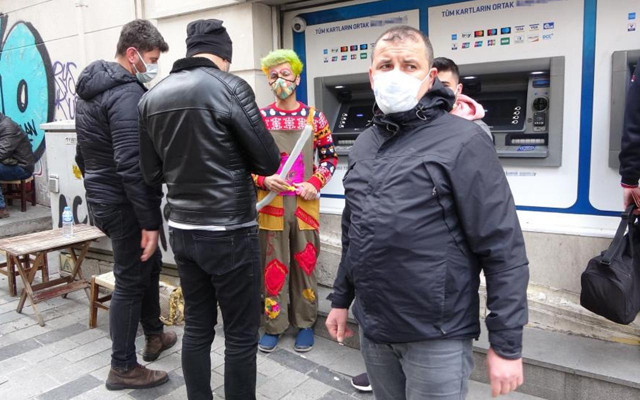 Taksim'de palyaço ekipleri harekete geçirdi! Özçekimden sonra turistleri tehdit etti - Resim: 1