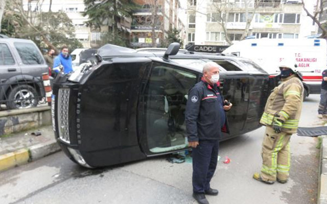 Kadıköy'de kazada lüks cip yan yattı kadın sürücü şoka girdi - Resim: 0