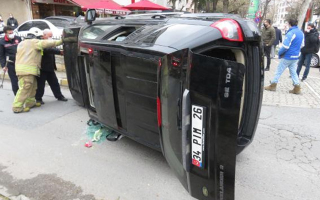 Kadıköy'de kazada lüks cip yan yattı kadın sürücü şoka girdi - Resim: 3