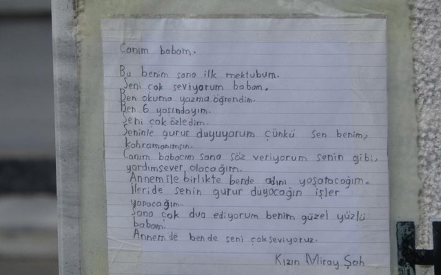 Çorum'da 6 yaşındaki Mirayşah'ın şehit babasının mezarına astığı mektup yürek burktu - Resim: 0