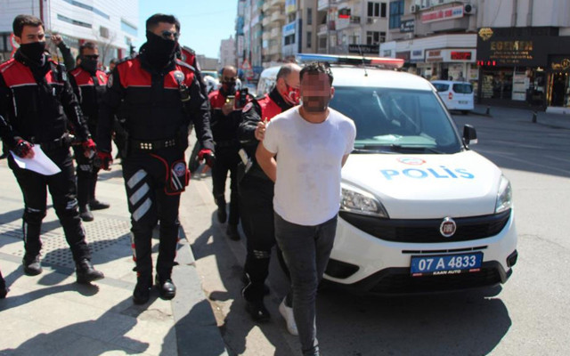 Antalya'da arızalı telefon kavgasına polisi tehdit etti! 'Bunun hesabı kesilecek' - Resim: 0