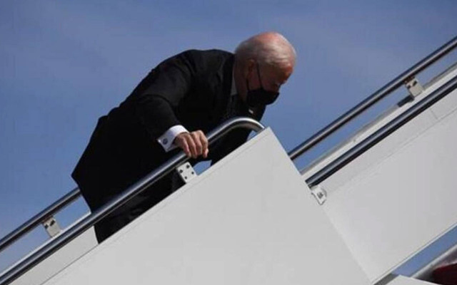 ABD Başkanı Joe Biden uçağa binerken 3 kez yere düşmüştü! Sebebi bakın neymiş - Resim: 0