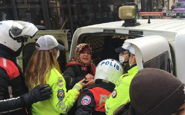 Bursa'da banka şubesine maskesiz girmek isteyen anne-kız, polise 40 dakika direndi - Resim: 1