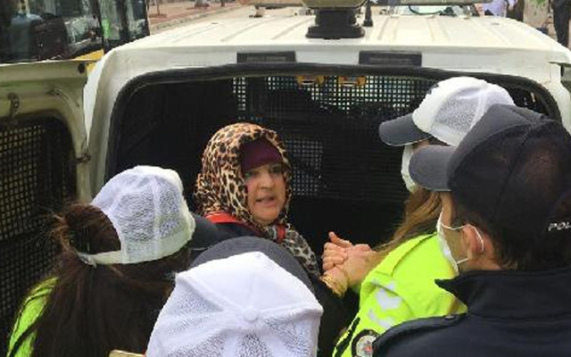 Bursa'da banka şubesine maskesiz girmek isteyen anne-kız, polise 40 dakika direndi - Resim: 0