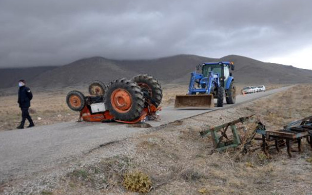 Karaman'da devrilen traktör babanın ölümüne neden oldu kızı yaralı - Resim: 0