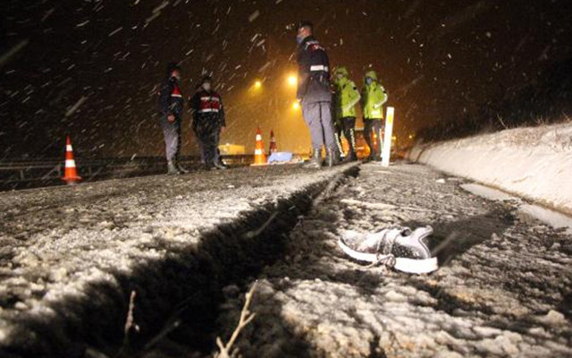 Bolu'da yolcularla tartışan kişi otobüsten indirildi yolun karşısına geçerken can verdi - Resim: 0