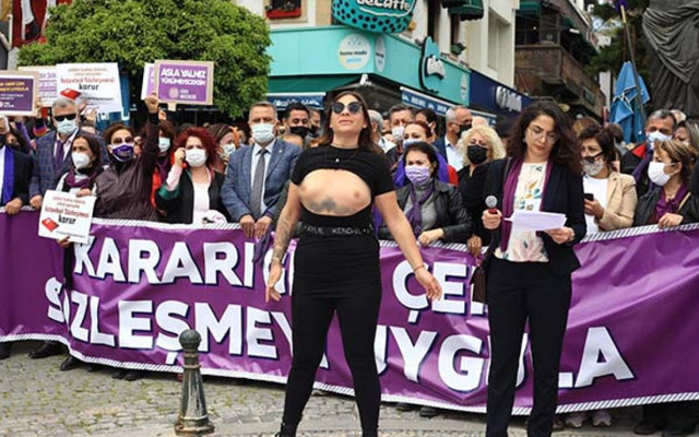 Antalya'da üstsüz İstanbul Sözleşmesi eylemi gerçekleştirildi - Resim: 0