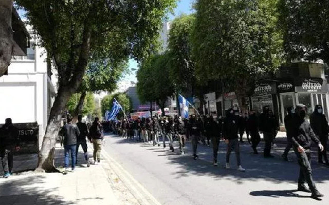 Güney Kıbrıs'ta yeni provokasyon: Cami duvarına Yunanistan bayrağı ve haç çizildi - Resim: 1