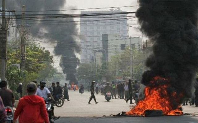 Myanmar'da darbecilerin zulmü sürüyor: 100 gösterici hayatını kaybetti - Resim: 0