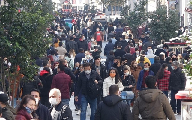 İstanbul'da kısıtlamasız cumarteside trafik yoğunluğu yüzde 70'i aştı - Resim: 1