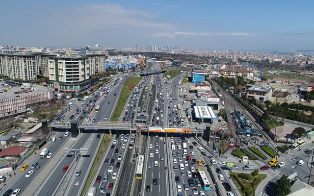 İstanbul'da kısıtlamasız cumarteside trafik yoğunluğu yüzde 70'i aştı - Resim: 0