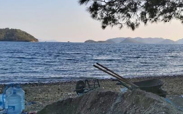 Kısıtlamanın sessizliğini fırsat bildiler! Dünyaca ünlü koyda 'kaçak inşaat' çalışması - Resim: 0