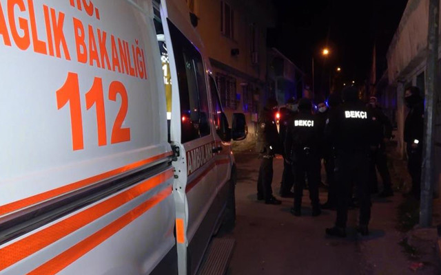 Bursa'da kısıtlamada ‘dur’ ihtarına uymayan kadın sürücü bekçiye çarptı - Resim: 1