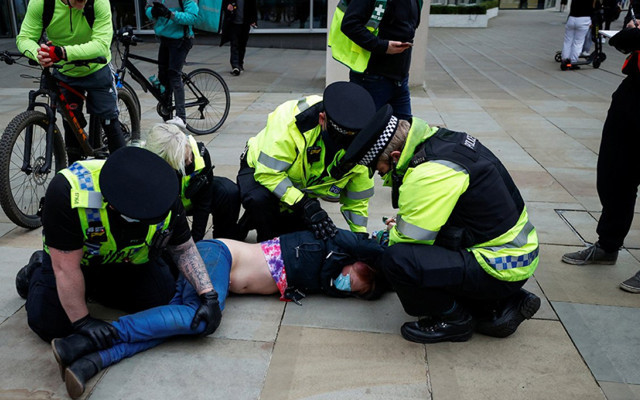 İngiltere'de polisin gözaltısı konuşuluyor: Yarı çıplak şekilde götürdüler - Resim: 2