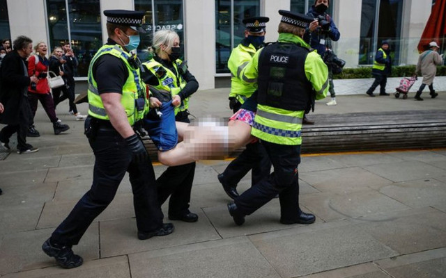 İngiltere'de polisin gözaltısı konuşuluyor: Yarı çıplak şekilde götürdüler - Resim: 0