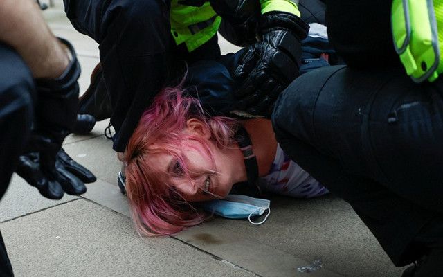 İngiltere'de polisin gözaltısı konuşuluyor: Yarı çıplak şekilde götürdüler - Resim: 1