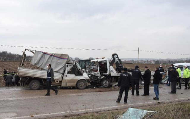 Eskişehir'de hatalı sollama yapan sürücü canından oldu 5 kişi yaralandı - Resim: 1