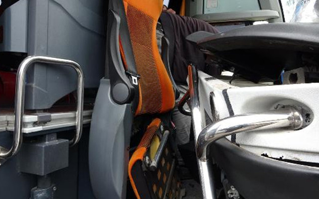 Bursa'da yolcu otobüsü ile TIR'ın karıştığı zincirleme kazada 2'si ağır 4 kişi yaralandı - Resim: 0