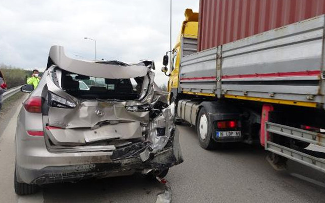 Bursa'da yolcu otobüsü ile TIR'ın karıştığı zincirleme kazada 2'si ağır 4 kişi yaralandı - Resim: 3