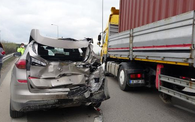 Bursa'da yolcu otobüsü ile TIR'ın karıştığı zincirleme kazada 2'si ağır 4 kişi yaralandı - Resim: 1