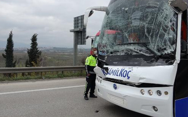 Bursa'da yolcu otobüsü ile TIR'ın karıştığı zincirleme kazada 2'si ağır 4 kişi yaralandı - Resim: 2