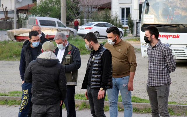 Sakarya'da seyir halindeki otomobillerin önüne atladı: Ben hala ölmedim mi? - Resim: 1
