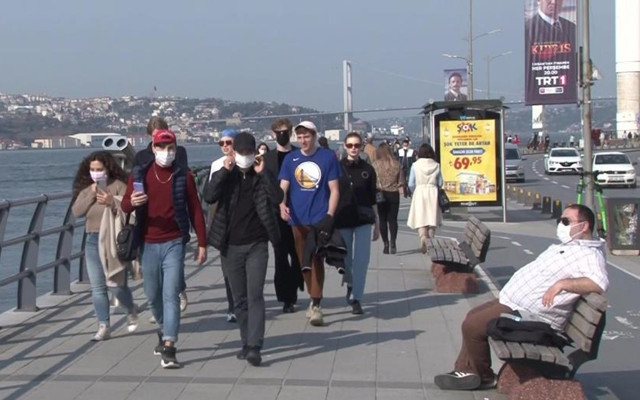 Kısıtlama gününde Kız Kulesi Sahili’ndeki yoğunluk dikkat çekti - Resim: 2