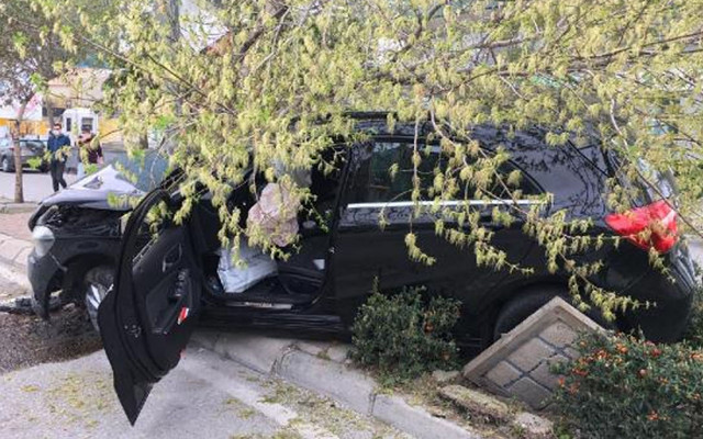 İzmir'de adliyeden kelepçeli kaçmaya çalışan şüpheli, bacaklarından vurularak yakalandı - Resim: 0