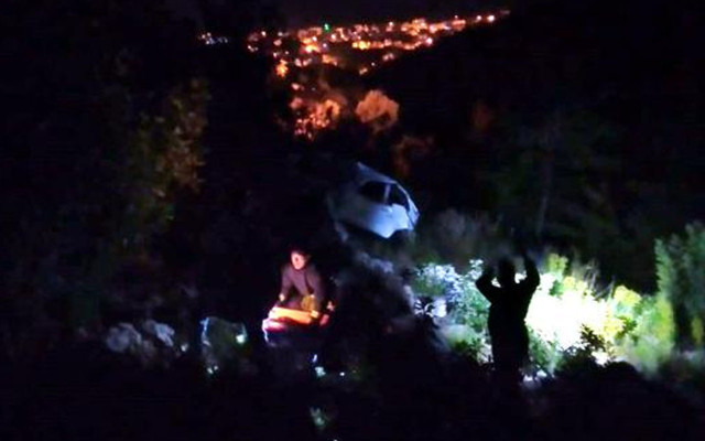 Antalya'da 150 metrelik uçuruma yuvarlanan otomobildeki 1 kişi öldü 2 kişi ağır yaralandı - Resim: 0