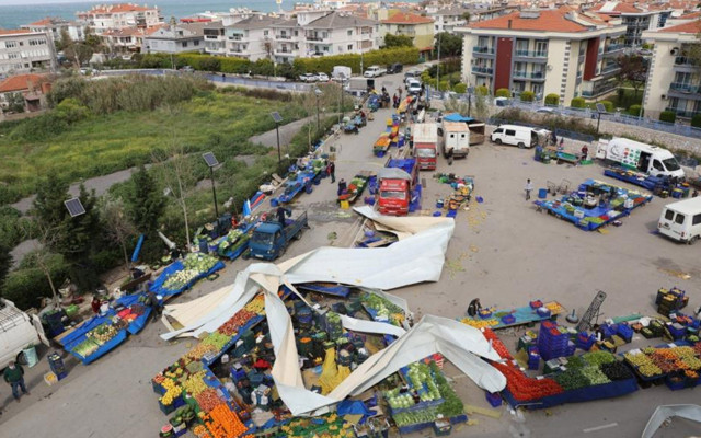 İzmir'de fırtına nedeniyle Atatürk Kültür Merkezi'nin çatısı uçtu: 2 kişi yaralandı - Resim: 0