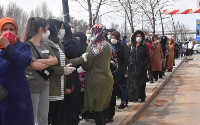 'Kırmızı' kategorideki Sivas'ta market açılışında 'indirim' izdihamı - Resim: 2
