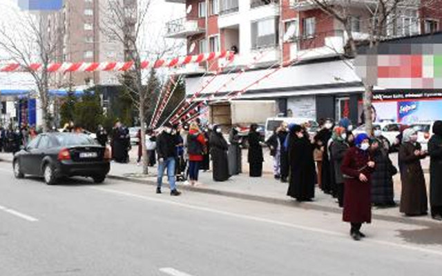 'Kırmızı' kategorideki Sivas'ta market açılışında 'indirim' izdihamı - Resim: 0
