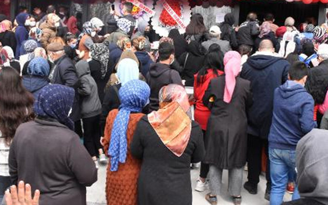 'Kırmızı' kategorideki Sivas'ta market açılışında 'indirim' izdihamı - Resim: 1